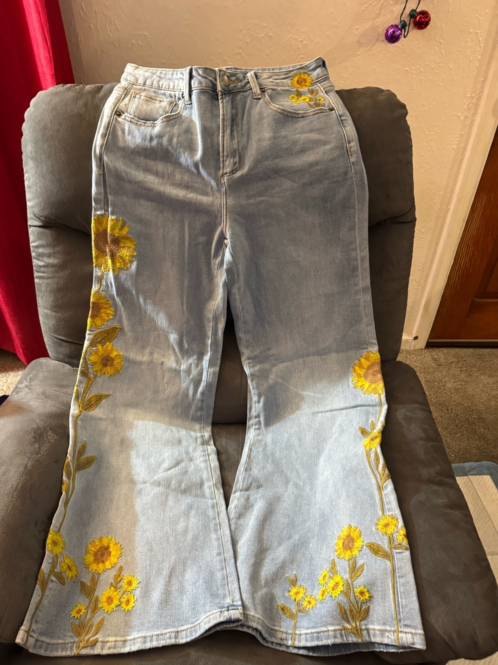 NWT Light Wash Flared Jeans with Sunflower Embroidery Size Small. Freckled Poppy
